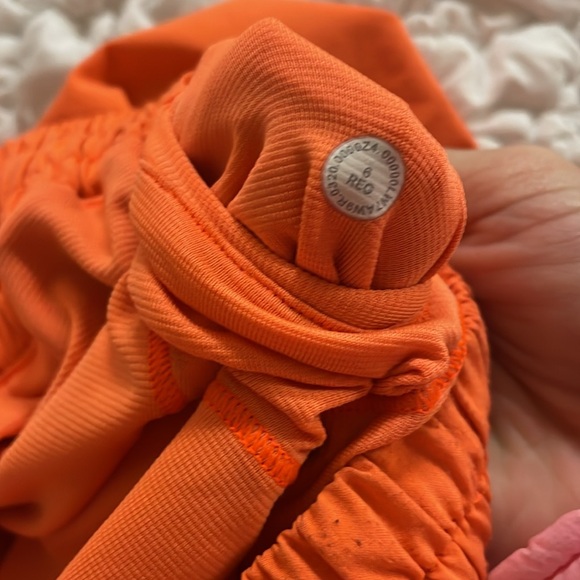lululemon shorts orange size 6 2.5 inch worn a few times perfect condition - Picture 3 of 3